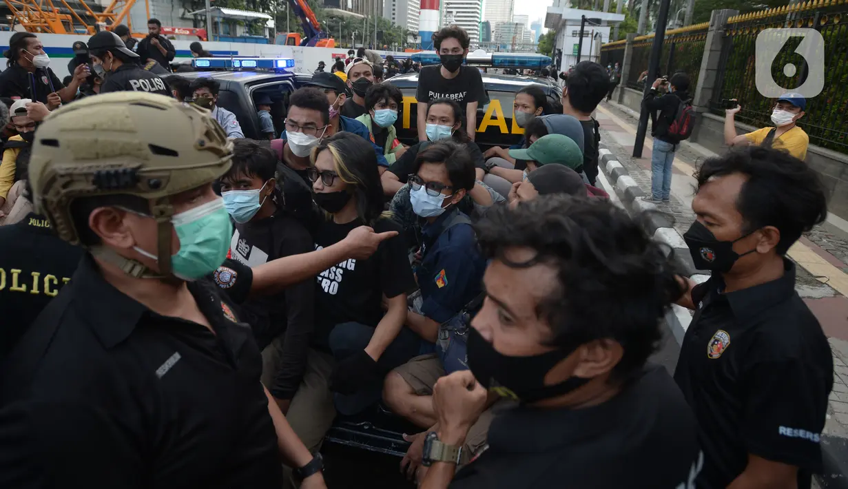Aparat kepolisian mengamankan sejumlah orang saat unjuk rasa memperingati May Day atau Hari Buruh di kawasan Patung Kuda, Jakarta, Sabtu (1/5/2021). Polisi mengamankan sejumlah massa yang diduga mahasiswa dalam aksi unjuk rasa tersebut. (merdeka.com/Imam Buhori)