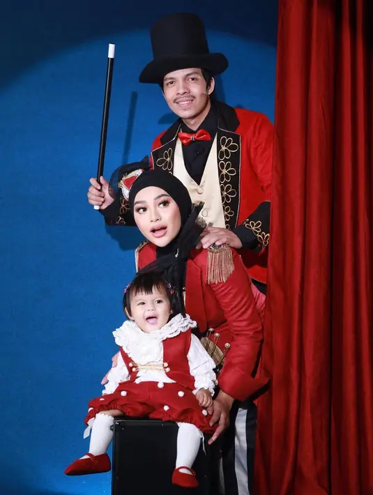 Rayakan ultah Ameena ke-1 tahun, keluarga Atta Halilintar dan Aurel Hermansyah kompak kenakan kostum bertema sirkus. [Instagram/
attahalilintar]