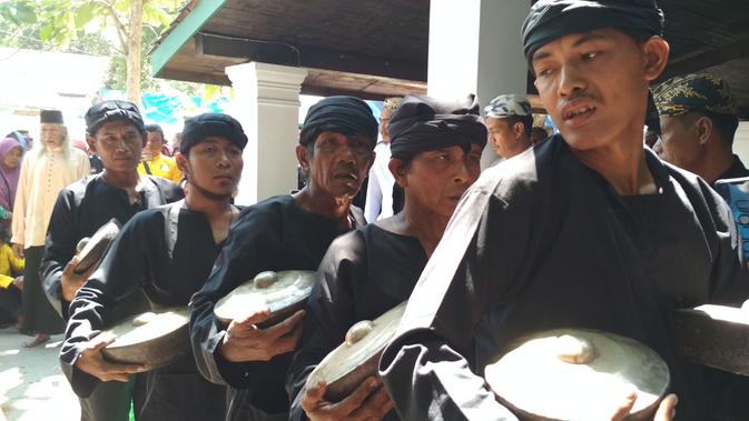 Para pemain Gong Sekati Keraton Kanoman Cirebon menunggu giliran mencuci alat rangkaian alat musik gamelan mereka. Foto (Liputan6.com / Panji Prayitno)