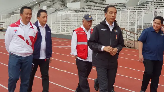 Presiden Joko Widodo (Jokowi) didampingi Menteri Pekerjaan Umum dan Perumahan Rakyat (PUPR) Basuki Hadimuljono meninjau kesiapan Kompleks Olahraga Gelora Bung Karno (GBK) Senayan. (Dok PUPR)