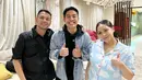 Masih dengan aksen tumpuk outfit yang sama, berfoto dengan Raffi Ahmad dan Nagita Slavina, Jerome Polin memilih hoodie hitam, yang ditumpuknya dengan jaket jeans dan dipadu dengan celana jeans hitam. Foto: Instagram.
