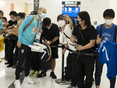 Sejumlah delegasi negara peserta Olimpiade 2020 telah tiba di Tokyo, Jepang. Termasuk Tim sepak bola Brasil. (Foto:AFP/Charly Triballeau)