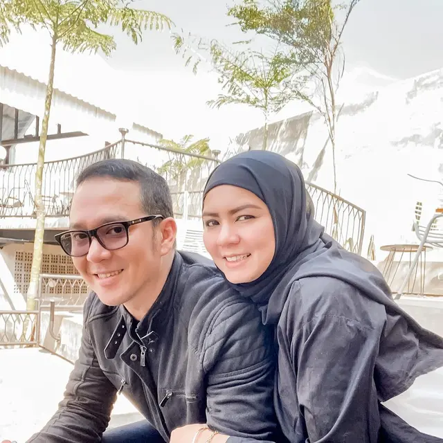 6 Potret Fadli Akhmad dan Istri, 22 Tahun Menikah Jauh dari Gosip Miring