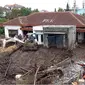 Rumah warga terdampak banjir bandang di Desa Bulukerto, Kota Batu, saat penanganan pasca bencana pada Jumat, 6 November 2021 (Liputan6.com/Zainul Arifin)