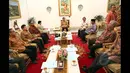 Dewan Pertimbangan Presiden (Wantimpres) menemui Presiden Joko Widodo di Istana Merdeka, Jakarta. Pertemuan digelar setelah Wantimpres melakukan rapat internal terkait polemik Polri-KPK, Rabu (28/1/2015). (Liputan6.com/Faizal Fanani)