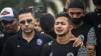 Javier Roca berusaha menenangkan Gian Zola (kanan) yang menangis saat tiba di Stadion Kanjuruhan. (AFP/Juni Kriswanto)