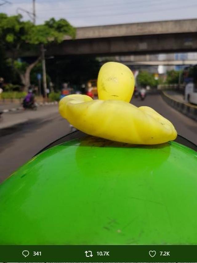 6 Aksesoris Tambahan di Helm Ojek Online Ini Kelewat Unik, Kocak