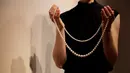Model menampilkan kalung berhias 110 mutiara alam di balai lelang Christie, London, Inggris, Selasa (9/4). Kalung yang ditaksir berharga Rp 35-49 M ini akan dilelang di Geneva Magnificent Jewels pada 15 Mei mendatang. (AP Photo/Kirsty Wigglesworth)