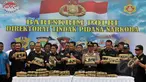 Ditnarkoba Mabes Polri berhasil mengamankan  2,1 ton ganja kering asal Aceh. Tampak, Kabareskrim Komjen Pol Budi Waseso (tengah - depan) menunjukkan barang bukti ganja di Lapangan Bhayangkara, Jakarta, Senin (11/5/2015). (Liputan6.com/JohanTallo)