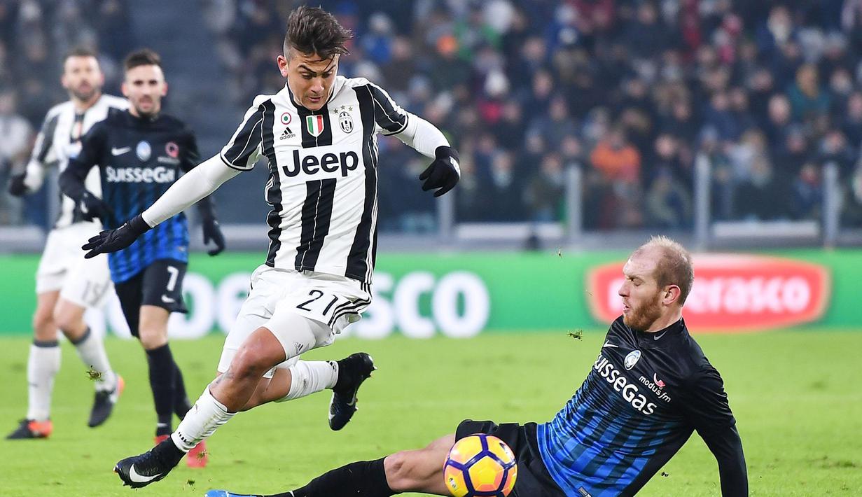 Aksi Paulo Dybala (kiri) berebu bola dengan pemain Atalanta, Andrea Masiello pada laga Coppa Italia di Juventus Stadium, Turin (11/1/2017). Juventus menang 3-2. (Alessandro Di Marco/ANSA via AP)