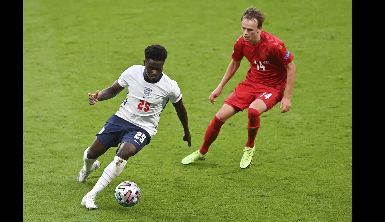 Sembilan menit kemudian, Bukayo Saka yang lolos perangkap offside berhasil menerobos tak terkawal memasuki pertahanan Denmark dan mengumpan bola ke mulut gawang Kasper Schmeichel. (Foto: AP/Pool/Justin Tallis)