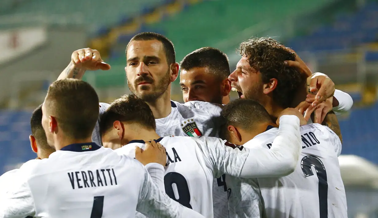 Para pemain Italia merayakan gol Manuel Locatelli ke gawang Bulgaria pada pertandingan Grup C kualifikasi Piala Dunia 2022 di Stadion Vassil Levski, Sofia, Bulgaria, Minggu (28/3/2021). Italia menang dengan skor akhir 2-0. (AP Photo/Tony Uzunov)