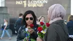 Mawar yang disertai sebuah pesan dibagikan kepada para pejalan kaki di London Bridge, Minggu (11/6). Muslim Inggris membagikan ratusan mawar sebagai bentuk solidaritas menyusul serangan teror London yang terjadi pekan lalu. (David Mirzoeff/PA via AP)
