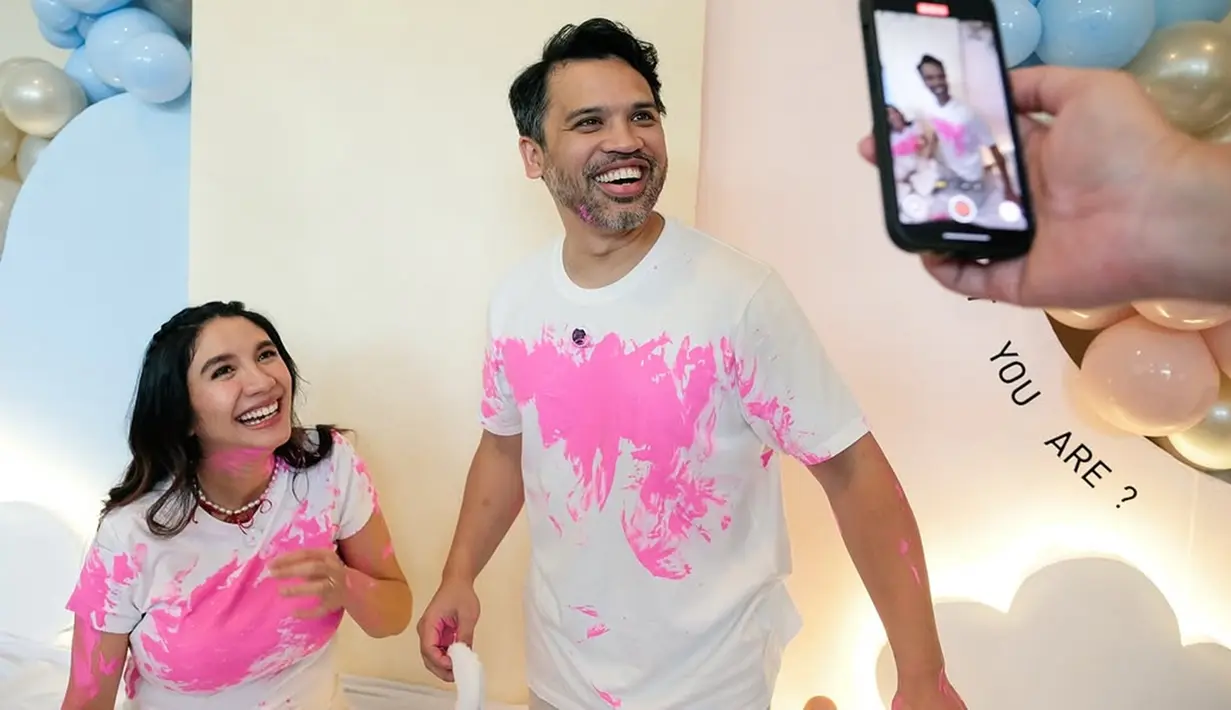 Proses gender reveal Acha Sinaga dirancang sedemikian rupa untuk menambah ketegangan dan kejutan. Acha dan Andy, bersama kedua anak laki-laki mereka, menutup mata ketika momen penentuan tiba. Suasana semakin tegang ketika cat berwarna pink akhirnya muncul. (Liputan6.com/IG/@achasinaga)