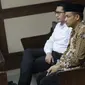 Tersangka dugaan suap ke Gubernur Kepri nonaktif Nurdin Basirun, Abu Bakar (baju batik) jelang menjalani sidang dakwaan di Pengadilan Tipikor, Jakarta, Rabu (2/10/2019). Abu Bakar didakwa membantu pengusaha Kock Meng memberikan suap terkait izin pemanfaatan laut. (Liputan6.com/Helmi Fithriansyah)