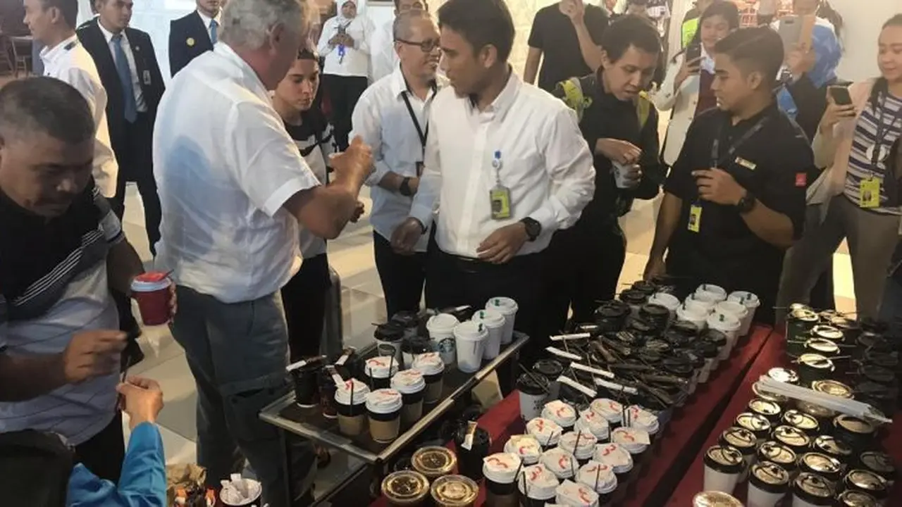 Para petugas customer service mobile Terminal 3 Bandara Soekarno-Hatta membagikan kopi khas Nusantara gratis. (Pramita Tristiawati/Liutan6.com)