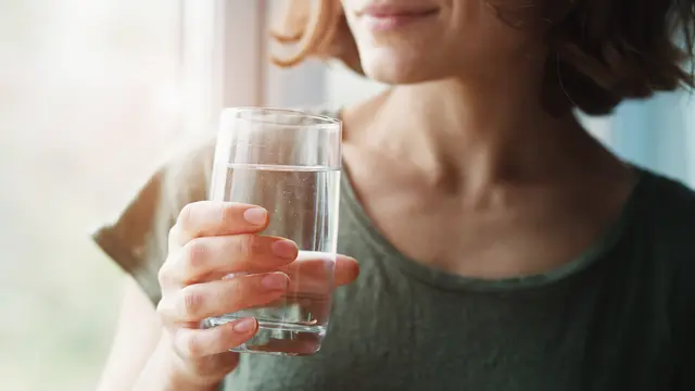 Ilustrasi minum air putih