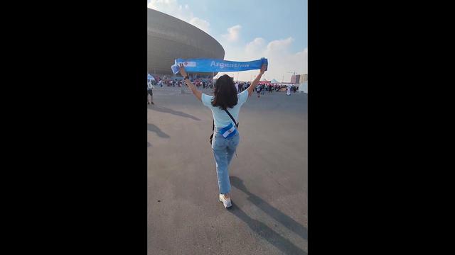 Najwa Shihab Nonton Final Piala Dunia 2022 Langsung di Qatar, Bentangkan Syal dan Kibarkan Bendera Argentina sebagai Bentuk Dukungan. (instagram.com/najwashihab)