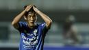 Gelandang Persib Bandung, Oh In Kyun, tampak kecewa usai dikalahkan PSM pada laga Piala Presiden di Stadion GBLA, Bandung, Jumat (26/1/2018). Persib takluk 0-1 dari PSM. (Bola.com/M Iqbal Ichsan)