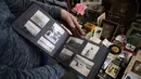 Sebuah album foto yang menjadi barang koleksi di galeri “Treasure in the Trash”, New York, 27 Februari 2016. Koleksi di museum sampah yang didirikan mantan pekerja sanitasi New York ini dikumpulkan selama 33 tahun dari barang buangan (Don Emmert/AFP)