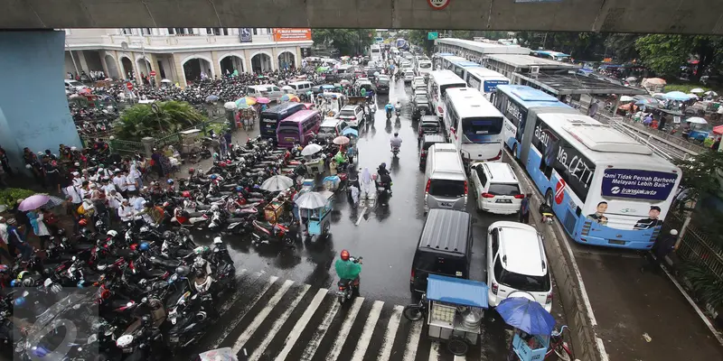 20161202-Tempat-Parkir-Terbatas,-Kendaraan-Massa-Penuhi-Badan-Jalan-Jakarta-IA