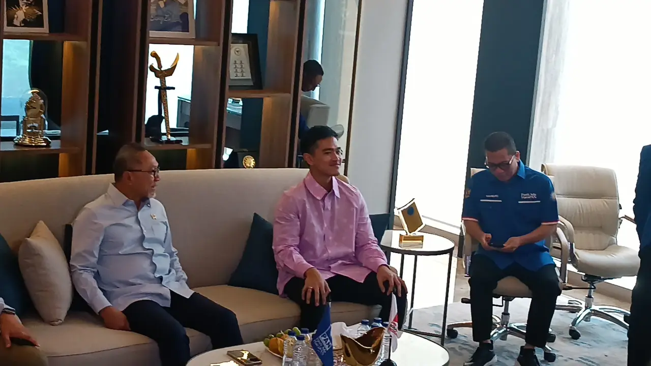 Ketua Umum Partai Amanat Nasional (PAN) Zulkifli Hasan mengungkapkan sosok inisial S yang digadang-gadang akan menjadi Calon Wakil Gubernur (Cawagub) mendampingi Ridwan Kamil di Jakarta