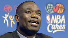 Mantan bintang NBA, Dikembe Mutombo tutup usia setelah berjuang melawan kanker otak pada 30 September 2024. Mutombo meninggal pada usia 58 tahun di Atlanta. (AFP/Stan Honda)