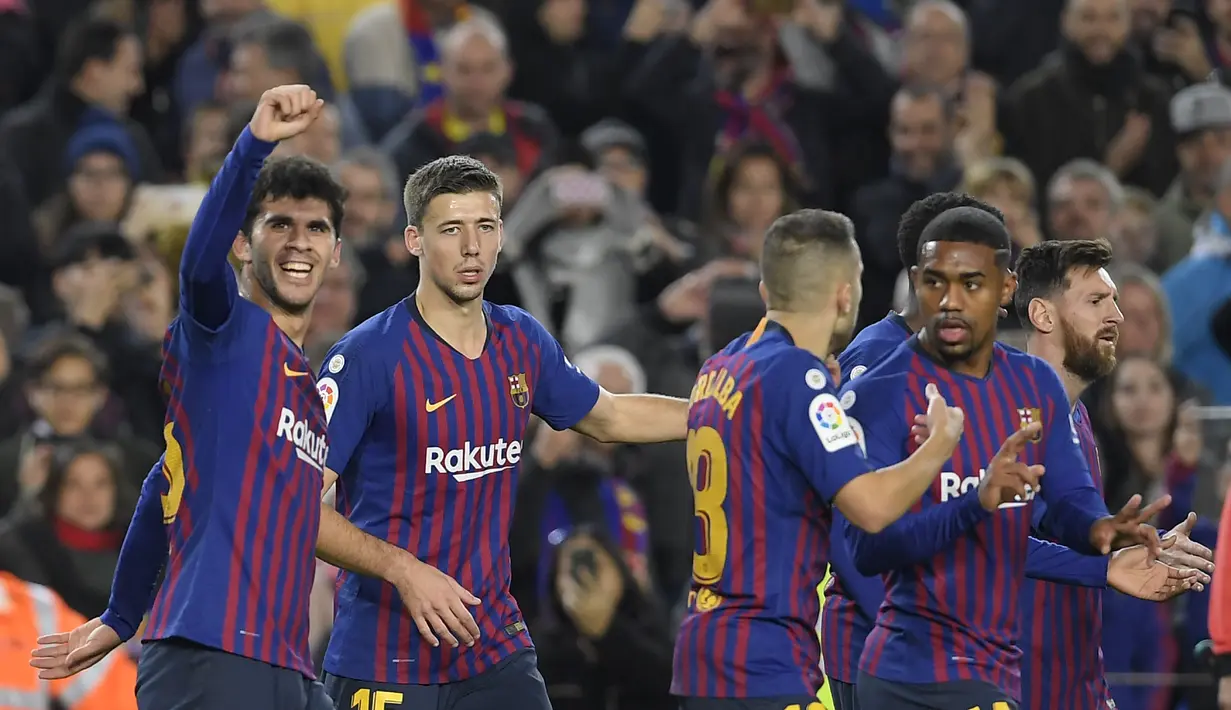 Selebrasi pemain muda Bracelona, Carles Alena usai mencetak gol ke gawang Villareal pada laga lanjutan La Liga Spanyol yang berlangsung di stadion, Camp Nou, Spanyol, Senin (3/12). Barcelona menang 2-0 atas Villareal. (AFP/Lluis Gene)