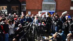 Mantan pemimpin Catalan, Carles Puigdemont memberi keterangan setelah dibebaskan di Neumuenster, Jerman, (6/4). Puigdemont ditahan 25 Maret saat menyeberang ke Jerman dari Denmark dalam perjalanannya ke Belgia. (Daniel Bockwoldt/dpa via AP)