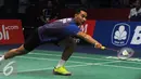 Pebulutangkis tunggal putra Indonesia, Tommy Sugiarto berusaha menahan bola saat melawan pemain Hong Kong, Wei Nan di BCA Indonesia Open 2016 di Istora Senayan Jakarta, Rabu (1/6/2016). Tommy kalah 16-21, 14-21. (Liputan6.com/Helmi Fithriansyah)