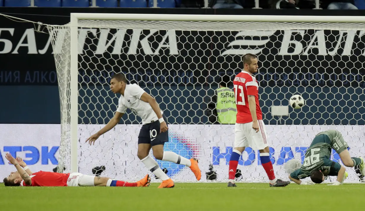 Striker Prancis, Kylian Mbappe, mencetak gol ke gawang Rusia pada laga persahabatan di Stadion St Petersburg, Rusia, Selasa (27/3/2018). Rusia kalah 1-3 dari Prancis. (AP/Dmitri Lovetsky)
