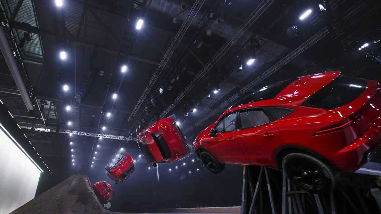 Jaguar E-Pace melakukan barrel roll terjauh di dunia.