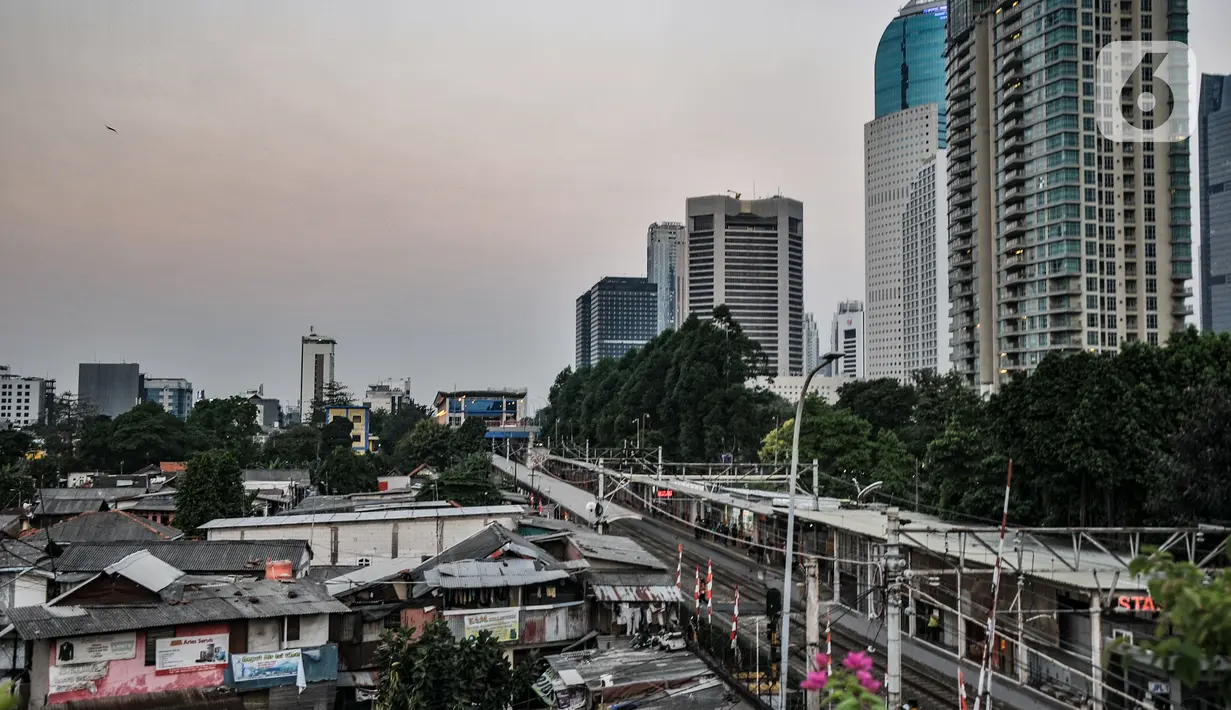 Suasana pasar yang tutup dengan latar belakang gedung perkantoran di Jakarta, Kamis (26/8/2021). Menteri Keuangan menyebutkan defisit Anggaran Pendapatan dan Belanja Negara (APBN) mencapai Rp336,9 triliun atau 2,04 persen dari produk domestik bruto pada akhir Juli 2021. (merdeka.com/Iqbal S Nugroho)