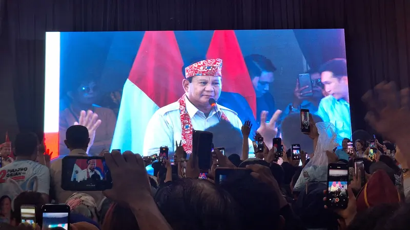 Prabowo menghadiri Konsolidasi Relawan Prabowo-Gibran di Gedung Balai Buntar, Kota Bengkulu bersama Ketua Umum PAN Zulkifli Hasan dan artis Raffi Ahmad,