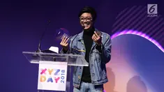 Ekspresi konten kreator Aulion saat memberi sambutan usai meraih penghargaan best creator for art dalam acara XYZ Day 2018 di The Hall Senayan City, Jakarta, Rabu (25/4). (Liputan6.com/Herman Zakharia)