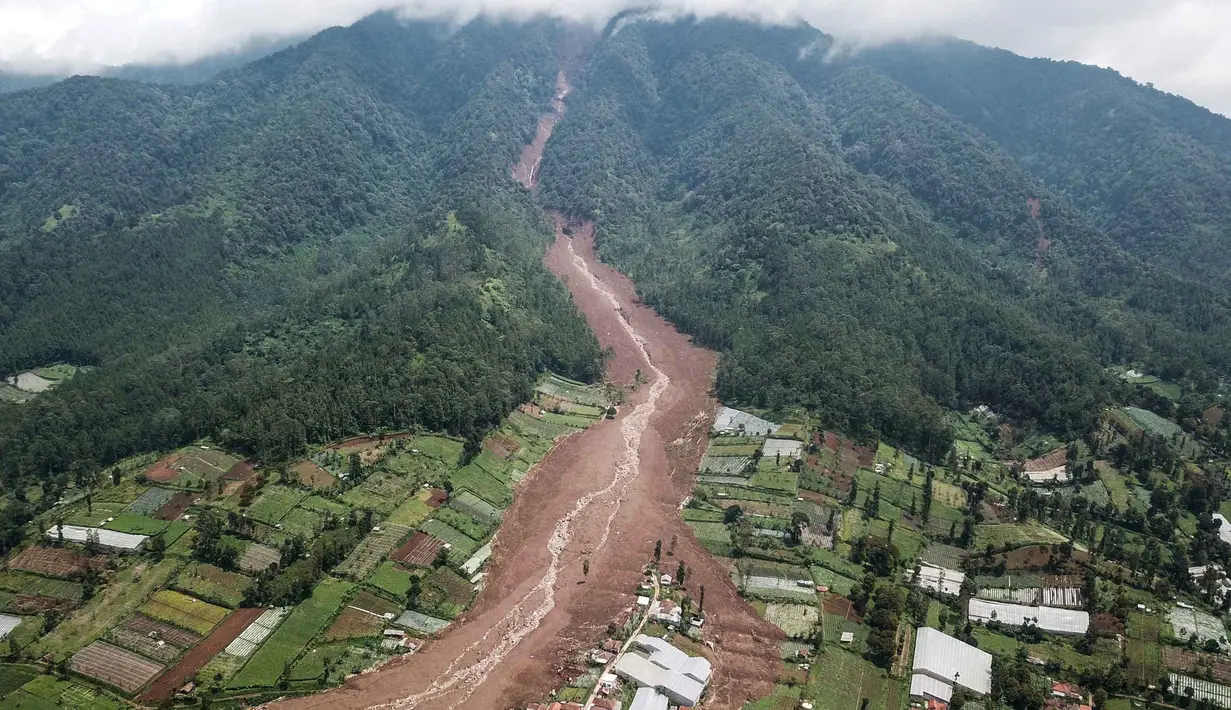 Operasi pencarian juga terkendala medan yang berat, tanah yang masih labil, serta kondisi cuaca yang masih sering diguyur hujan. Tampak foto udara menunjukkan tanah longsor di Desa Pasirlangu, Kecamatan Cisarua, Kabupaten Bandung Barat, Jawa Barat pada Minggu 25 Januari 2026. (Timur Matahari/AFP)