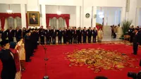Presiden Jokowi melantik anggota DKPP di Istana (Liputan6.com/ Ahmad Romadoni)