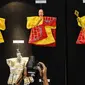 Pengunjung melihat pameran wayang potehi di Lippo Mall Puri, Jakarta Barat, (21/01). Pameran disajikan dalam perayaan Tahun Baru China. (Liputan6.com/Fery Pradolo)