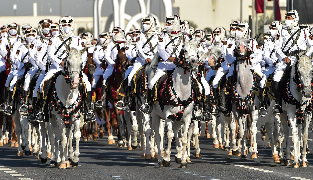 Petugas kepolisian Qatar berpartisipasi dalam latihan parade militer untuk Hari Nasional Qatar di Doha, ibu kota Qatar (11/12/2020). Qatar akan merayakan Hari Nasional pada 18 Desember. (Xinhua/Nikku)