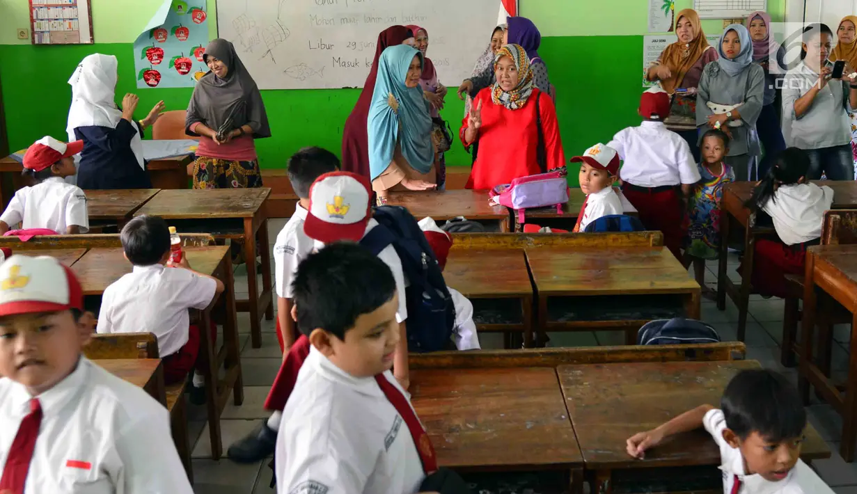 Sejumlah orang tua menemani anaknya masuk ke dalam kelas di hari pertama masuk sekolah di SDN 03, Pesanggrahan, Jakarta Selatan, Senin (16/7). Hari ini merupakan hari pertama masuk sekolah untuk tahun ajaran 2018-2019. (Merdeka.com/Arie Basuki)