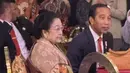 Di pernikahan sang cucu, Megawati mengenakan kebaya coklat brokat dengan selendangnya. Serta sanggulnya. Tampak Jokowi pun hadir mengenakan setelan jas. @yosanna.laoly
