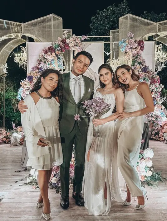 <p>Gisella tampil dengan dress putih dipadukan stiletto heels dengan buckle silvernya. @gisel_la</p>