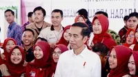 Presiden Jokowi menyerahkan PKH dan KIP di Lapangan Syech Yusuf, Gowa, Sulawesi Selatan, Kamis (15/2/2018). (Liputan6.com/Fauzan)