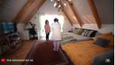 Rumah Sarah Menzel terdiri dari beberapa kamar. Salah satunya, kamar tamu yang terletak di lantai dua. Kamar ini terlihat begitu besar bahkan punya balkon tersendiri. Saking besarnya, satu ranjang tidur bisa digunakan oleh beberapa orang. (Liputan6.com/YouTube/The Hermansyah A6)
