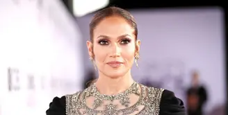 Belakangan ini Jennifer Lopez dan Drake dikabarkan punya hubungan spesial. Bahkan keduanya sudah berencana menikah dan Drake sudah dapat restu ayah JLo. Namun ternyata JLo mengeluarkan pernyataan yang cukup mengejutkan. (AFP/Bintang.com)