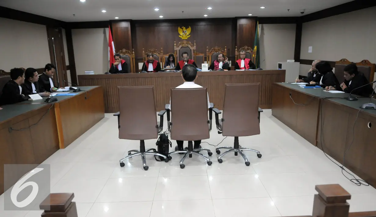 Majelis Hakim Pengadilan Tipikor Jakarta, membacakan putusan kasus korupsi proyek pembangunan Balai Pendidikan dan Pelatihan Ilmu Pelayaran (BP2IP) di Sorong-Papua, Jakarta, Rabu (10/8). (Liputan6.com/Helmi Afandi)