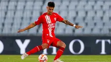 Aksi bek tengah keturunan Indonesia milik FC Twente, Mees Hilgers (paling kiri) di laga leg pertama Kualifikasi Ketiga UEFA Conference League melawan Cukaricki pada 6 Agustus 2022 lalu. (Dok. Instagram Mees Hilgers)