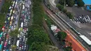 Bahkan, antrean kendaraan sempat mengular hingga 6,5 kilometer ke dalam jalan Tol Tangerang-Merak. (Liputan6.com/Angga Yuniar)