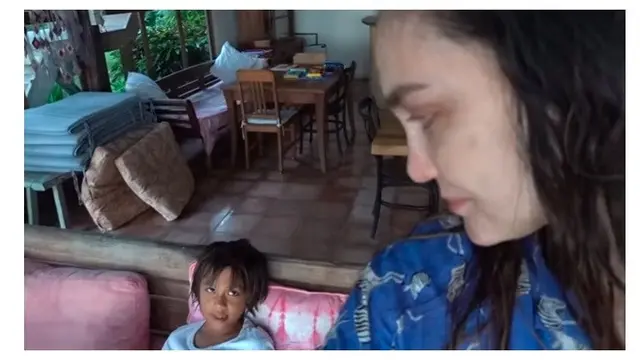 8 Momen Luna Maya saat Pulang Kampung ke Bali, Belikan Sang Ibu Perahu