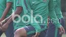 Beny Wahyudi mahir mengolah bola dengan gaya mirip pemain basket pada sesi latihan di Hotel Grand Fourwings, (17/12/2016). (Bola.com/Vitalis Yogi Trisna)